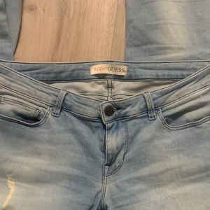 Guess jeans - Knappast använda, har små fläckar på ena benet se bild.