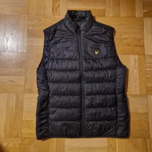 Svart Lyle n Scott väst i storlek M. Varan är i nyskick utan några skador. Priset går att diskutera. Hör gärna av er vid fler frågor:)