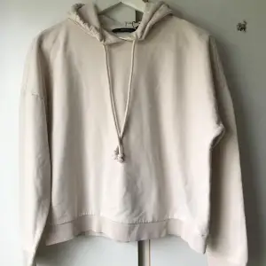 Säljer en supermjuk och bekväm beige hoodie från H&M. Perfekt för mysiga dagar eller en avslappnad stil. Den har en klassisk passform med en justerbar huva och ribbade muddar. Passar perfekt till jeans eller leggings!