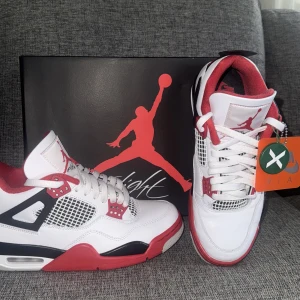 Air Jordan 4 Fire red NYSKICK - Endast testade en gång Inköpta på StockX  Paketbox ingår Kvitto ingår 100% äkta Stl 42 Eu Skickar samma dag som varan köps Kan gå ner lite i pris vid snabb affär Vid fler frågor PM