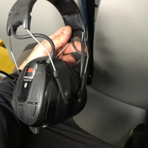 PELTORHÖRLURAR  - Mycket fräscha Peltor hörlurar! Funkar helt felfritt!  Dom ligger i dagens läge på 4000kr på jula! Jag vill ha 1500kr!