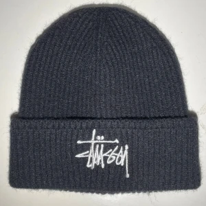 Stussy mössa - Svart Stüssy mössa i nyskick. One size. 