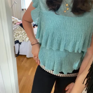 Festtopp - Festtopp ifrån zara, dom 3 första bilderna är lånade💓 den har en liten defekt annars mycket bra skick 