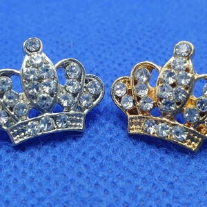 👑Pins - 2 Kronor👑  - 2 stycken kronor 🤴👸 den ena i silver & den andra i guld, de är oanvända 👑 Titta igenom alla mina upplagda och köp fler saker i bundle för att spara på frakten och få allt du köpt i ett och samma paket✨️