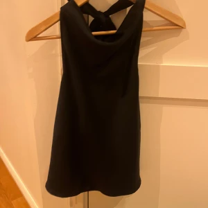 Svart topp - Jättensnygg topp från bikbok. Den är i storlek S och är anvönd ett fåtal gånger. Nypris är 299kr men säljer för 130kr💕💕
