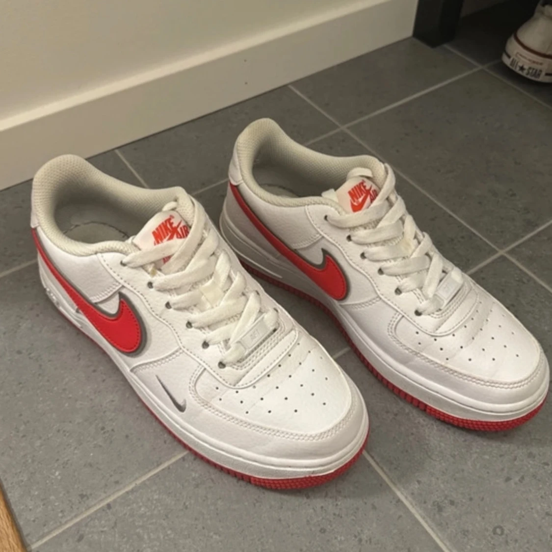 Nike Air Force i vitt och rött