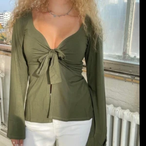 Design by si tröja - Säljer min design by si tröja då den ej kommer till användning längre💕 ej använd mycket så den har inga defekter, köpt för 392 säljer för 250💕 skriv privat för egna bilder eller frågor💕