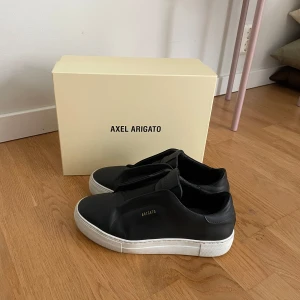 Axel Arigato skor - Clean laceless 360 Kartongen som dom köptes i finns och skickas med  Nypris 2500kr, priset går att diskuteras Köpte skorna hösten 2022 och säljer nu för att de inte kommer till användning längre!💖 