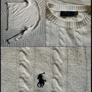 Vit stickad tröja från Ralph Lauren - Säljer en klassisk vit stickad tröja från Ralph Lauren med kabelstickat mönster och den ikoniska loggan på bröstet. Tröjan har långa ärmar och en rund halsringning. Perfekt för höst och vinter, både stilren och bekväm. Passar lika bra till vardags som till lite finare tillfällen. 