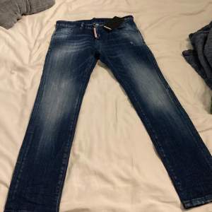 Har ett par helt nya Dsquared2 jeans aldrig använda lappen på fortfarande passar up till 170 dem passar mig och jag är 170 priset är inte fast låg bud