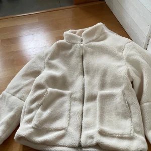 Teddy jacka - Super söt oanvänd Teddy jacka🤗🧸