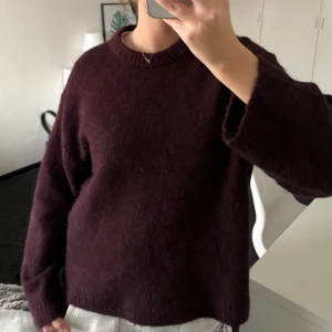 Vinröd stickad tröja - Perfekt stickad tröja till hösten! Endast använd 1-2 gånger och är i superbra skick, är slutsåld på de allra flesta ställena + online❤️
