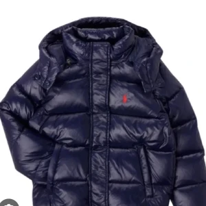 Ralph lauren jacka  - Säljer denna Ralph lauren jackan. Använd fåtal gånger och är i bra skick förutom att den är lite trasig vid luvan som man kan få kort på. Säljer pga att den är förliten 
