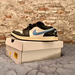 Jordan 1 low black/university blue-white  Storlek 41  26.5 cm  Skick 7/10 Nypris 2499 