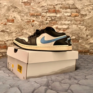 Air Jordan 1 low - Jordan 1 low black/university blue-white  Storlek 41  26.5 cm  Skick 7/10 Nypris 2499 