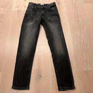 Säljer dessa feta Jack and Jones jeans på grund av att de har blivit försmå. De är slimfit och är i storlek 158. Jeansen är sparsamt använda och har inga defekter. Skriv vid minsta fundering eller fråga. 