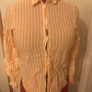 Gul skjorta  - Storlek s. Använd några ggr, Fint skick. Kan mötas upp i Helsingborg eller skickas emot frakt 