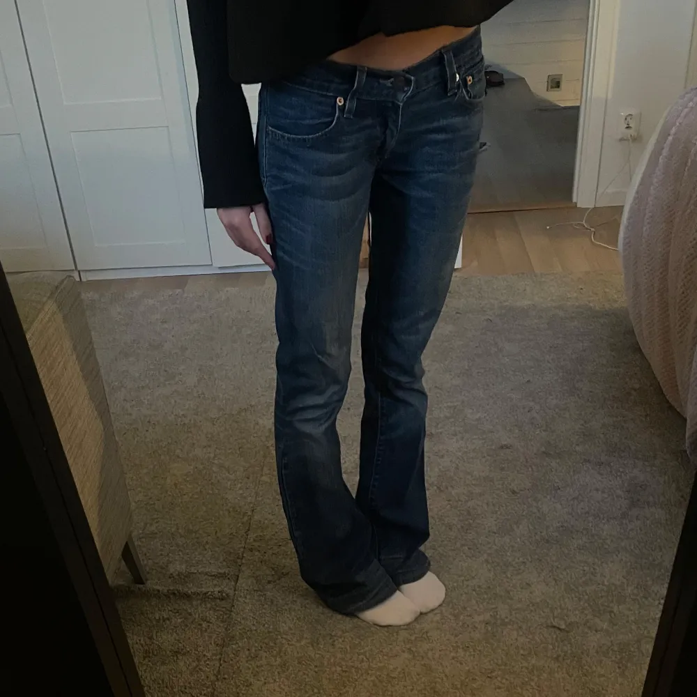 Lågmidjade bootcut jeans från Levis. Dom är insydda så passar xs-s💕. Jeans & Byxor.