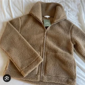 Teddy jacka - Säljer Teddy jacka i xs för 450:)