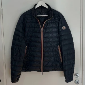 Moncler Jacka - Moncler Daniel Giubbotto Jacka Mörkblå. I bra skick utan defekt. Storlek 3 som passar till M. Nypris var runt 7500 kr då den inte säljs nu. Skickar alltid samma dag eller nästa dag. Skriv för mer information eller frågor.