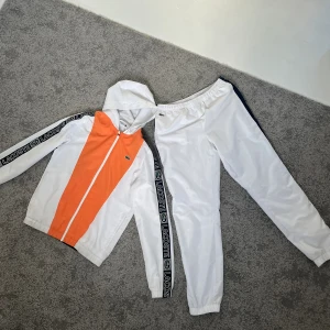 Lacoste tracksiut  - En fin tracksiut med en bra passform. Skriv för mer bilder  Storlek S Lite stor i storleken Pris:999 Fraktar inom 12h