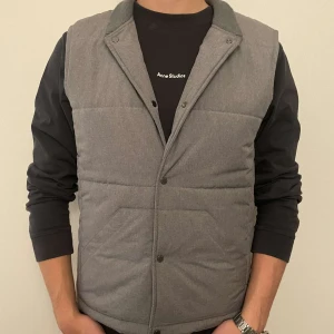 NN07 väst  - Stilren och snygg väst från NN07 i fint skick. Västen är i Size L och modellen är 193. Skriv vid funderingar/för fler bilder! 