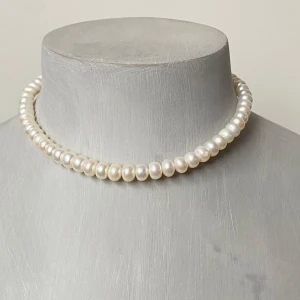 Elegant vintage pärlhalsband - Säljer ett klassiskt och elegant pärlhalsband med vita pärlor. Perfekt för både fest och vardag. Halsbandet har en enkel och stilren design med en säker låsning. Passar till alla tillfällen där du vill känna dig extra fin. 💫