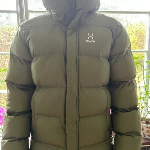 Haglöfs Puffer jacka - Nyskick knappt använd från förra året, storlek M, stor i storleken. 185 på bilden
