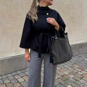 Missäy poncho - Säljer denna super fina poncho från missäy som endast är använd fåtal gånger! Svart och Onsize  ❤️