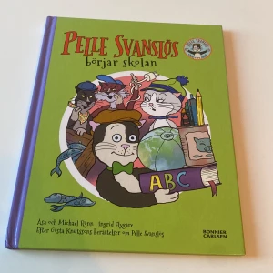 Pelle Svanslös börjar skolan - En charmig barnbok om Pelle Svanslös som börjar skolan. Boken är illustrerad med färgglada bilder och har en grön framsida med tecknade katter. Perfekt för barn som älskar äventyr och djur! Har även 3 sidor som är lite rivna🌸
