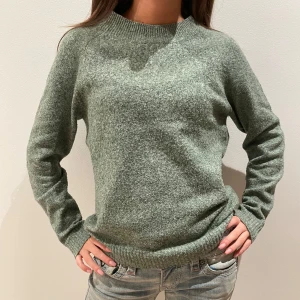 Grön stickad tröja från vero moda  - Storlek xs, bra skick