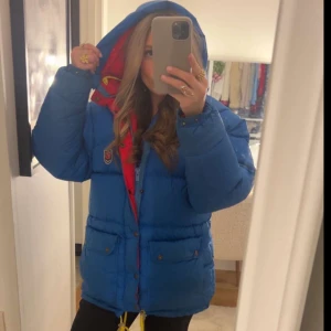 Fjällräven Jacka  - Jätte fin och värmande fjällräven jacka!💗Sitter som en storlek S och har nån liten fläck inuti jackan som inte syns när du har på dig den men den säljs otvättad och därför har jag valt att gå ner mycket i priset. Priset kan självklart diskuteras!💗