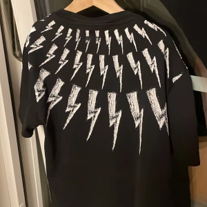 Neil Barret t shirt - Tja, säljer nu denhär feta t shirten från neil barret eftersom den ej kommer till andvänding | Storlek S men sitter mer som XS | Ny pris runt 3000kr mitt pris 550 | inga större defekter eller liknade | Kom privat för frågor😊