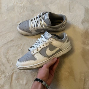 Nike dunks (white grey) - |Nike dunks|Använda skick ses på bilderna |Hör av dig vid funderingar|De e målade på vissa ställen så skon får sitt nya utseende igen|Pris kan diskuteras vid snabb affär| Mvh Malte💙