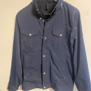J.Lindeberg Field jacket  - Tjena säljer nu denna tvär feta field jacketen från J Lindeberg då den inte kommer till så stor användning längre. Jackan är i 9/10 skick och ytterst sparsamt använd. Priset är inte skrivit i Sten utan går att diskutera vid snabb affär. Ny pris 3400
