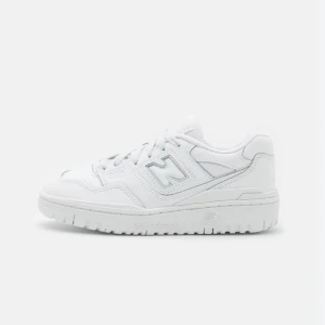 New Balance 550 - Säljer ett par stilrena New Balance 550s i väldigt bra skick. Tecken på användning finns. 