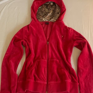 Röd kofta med leopard luva🐆 - Jätte cool röd kofta i sammet med en luva i leopard mönster!🐆 Den är i storleken S och har använts någon gång men ser nästan ut som ny💕
