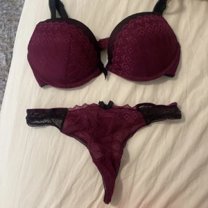 Vinröd spets-bh - Säljer en elegant vinröd bh med spetsdetaljer. Den har justerbara axelband och en liten rosett framtill. Perfekt för en speciell kväll eller när du vill känna dig extra fin. 💖