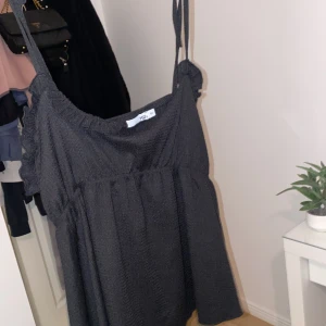 Gulligt Linna - Svart Linne med fina detaljer från Lager 157. I storlek M och aldrig använd, köpt nyligen 💗går att justera banden då man själv knyter 