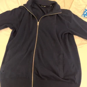 Jack and Jones full zip  - Säljer min stickade full zip nu, den e väldigt fint skick för den ej har kommit till mycket användning.