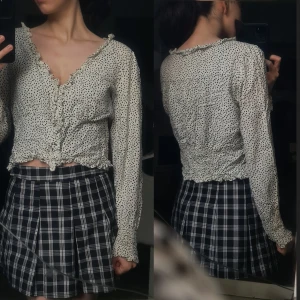 Volangtopp prickig off white L - Fint skick, 100% viskos. Bystvidd: 48, vidd midja: 42, längd: 48, ärmlängd: 62