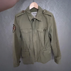 Zadig & Voltaire Jacka  - Säljer en sjukt snygg Zadig & Voltaire jacka! Priset är diskuterbart!  Vid frågor eller fler bilder är det bara att höra av sig! 💫