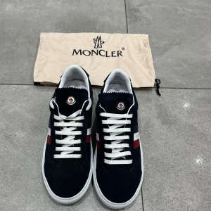 Moncler skor - Säljer moncler skor i storlek 40eu Skick 9/10 Färg navy blue, påse ingår men boxen är slängd
