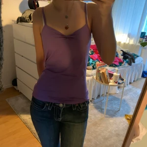 Lila söt topp! - Söt lila topp med en fin detalj vid ringningen! Skriv privat vid frågor eller fler bilder🤗