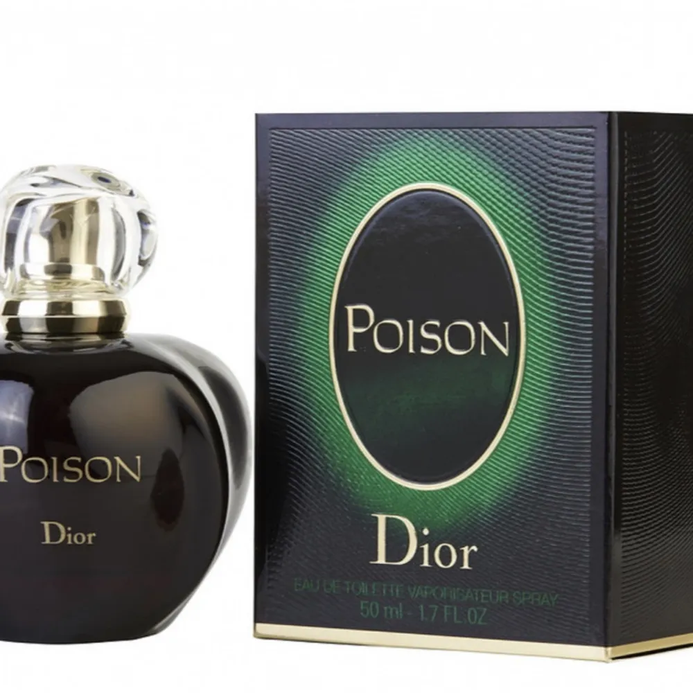 Säljer en elegant och mystisk Poison Eau de Toilette från Dior. Flaskan är mörk och formad som ett äpple med en lyxig, genomskinlig kork. Förpackningen är grön och svart med en sofistikerad design. Perfekt för den som vill ha en djärv och förförisk doft. Flaskan innehåller 100 ml. Nästan helt full, nypris: 1900kr.. Parfym.