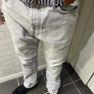 Trendiga gråa jack&jones jeans med snygga slitningar som jag själv fixat! Jeans 32/34 Tommy hilfigher tröja i storlek S! Jeans och tröja för 300 kr ✔️Vis minsta fundering kontakta oss✔️