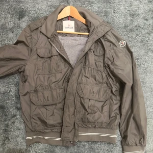 Moncler field jacket - Moncler field jacka! 🧥 toppskick | storlek 4| vårt pris endast 1999kr🎃🎃