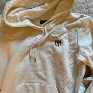 Gant hoodie - Gant hoodie i damstorlek xs, använt max 3 gånger för den var för liten för mig men är som ny väldigt bra skick.
