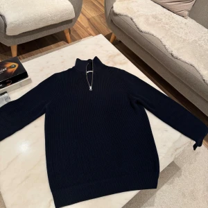 Blå tröja - Fint material. Sitter bra på kroppen. Helt oanvänd. 