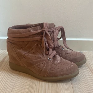 Skor - Supersnygga skor med kilklack som liknar isabel marant💕